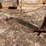 Non ci resta quindi che spostarci sul retro, per entrare nell�area medievale della tenuta. Del IX secolo sono una serie di fosse rettangolari che pi� di mille anni fa ospitarono i corpi dei defunti della comunit� che qui viveva