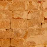 ...rivela per� alcuni decori geometrici situati sul soffitto a volta
