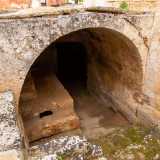 E ai piedi dell�edificio eccoci davanti al primo ipogeo. Lo raggiungiamo scendendo attraverso grandi gradini in pietra