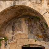 Vi si accede anche qui tramite una scalinata, introdotta da una sorta di edicola votiva in pietra dalla forma ad arco, che presenta un affresco cinquecentesco dove sono raffigurati San Francesco, la Madonna della Madia e San Martino. Un�altra chicca situata in questo sorprendente luogo