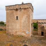 Si tratta di una torre di avvistamento a base quadrata che si sviluppa su due piani, coronata da un parapetto leggermente aggettante