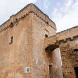 Ad eccezione del ponte levatoio in legno, � rimasta intatta. L�arco d�ingresso � sormontato da una caditoia alla quale si accede con una doppia scala addossata al muro di cinta