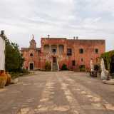 E al termine della strada ci si ritrova davanti a un cancello che permette l�accesso al cortile interno, �decorato� con vari attrezzi agricoli