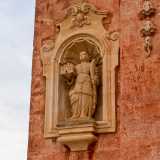 Sui lati, all�interno di due nicchie, sono presenti le statue di Santa Irene, antica patrona di Monopoli...