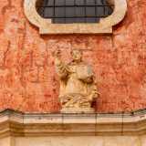 ...il cui bianco portale centrale � dominato dalla statua di San Vincenzo Ferrer con la Bibbia aperta nella mano sinistra intento a mostrare l�incipit di un passo dell�Apocalisse
