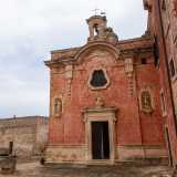 Mentre sulla sinistra si apre l�ingresso della chiesetta barocca dedicata all�Immacolata...