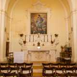 All�interno una serie di sedie in legno conducono all�altare...
