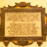 Qui � anche presente una lastra in pietra con una concessione religiosa rilasciata nel 1765 da Papa Clemente XIII, a dimostrazione della grande importanza della famiglia Martinelli
