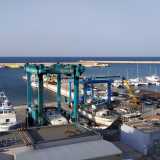 Mentre il centro dell�ansa � occupato dal circolo nautico Daphne e dall�ottocentesco cantiere navale fondato dalla famiglia Gaudiuso...