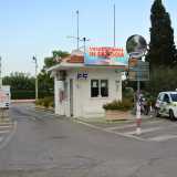 Per accedere a Rosa Marina si oltrepassa uno dei sei varchi di ingresso al villaggio, tutti presidiati