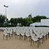 Alle spalle di questa zona ecco un palco adibito agli spettacoli serali...