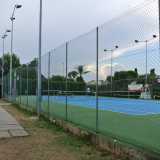 ...che ci conduce a un campo di tennis...