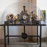 Nell�atrio dell�edificio � presente in una teca di vetro il vecchio meccanismo dell'orologio della torre, sostituito da anni da uno elettrico