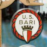 Il primo logo dell�Unione Sportiva Bari, compagine nata dalla fusione di Ideale e Liberty nel febbraio 1928, era in realt� un semplice cerchio bordato da una corda rossa, al cui interno campeggiava la scritta U.S. Bari unitamente allo stemma comunale sormontato da una corona turrita