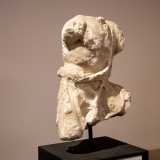 Proseguendo notiamo un busto di marmo, nerboruto e privo di arti e acefalo: si tratta di una testimonianza barese del culto di Mitra, il dio del Sole. La scultura si trovava nell�area dell�odierna cittadella nicolaiana