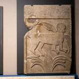 Disposte su una parete notiamo invece quattro lastre in marmo. Si tratta di plutei: balaustre rettangolari adibite a dividere in due parti un edificio. Le due poste pi� in alto sono addirittura  di epoca longobarda, del VII-VIII secolo e raffigurano una sfinge...