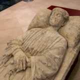 Saliamo ora al primo piano, dove sono esposte altre opere che raccontano la storia antica della citt�. C�� ad esempio un sarcofago di marmo della seconda met� del 1200 appartenente probabilmente a Roberto da Bari, ricco notabile noto per aver firmato nel 1268 la condanna a morte del figlio di Federico II, Corradino di Svevia