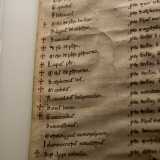Giungiamo ora alla parte dedicata al periodo Normanno-Svevo. Bari fu conquistata dal re normanno Roberto il Guiscardo nel 1071. Pochi anni dopo, nel 1087, avvenne la traslazione delle ossa di San Nicola da Myra a Bari. Dell�evento � qui conservata un�eccezionale testimonianza: una pergamena del 1175 contenente la lista dei nomi degli eredi dei 62 marinai che trasportarono le reliquie in citt�
