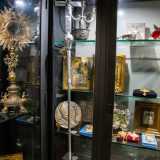 ...e il pastorale di Papa Giovanni Paolo II, offerto dal pontefice nel 1984 quando fu accolto calorosamente nella citt� di San Nicola