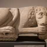 Lasciati i reperti di epoca romana, entriamo nell�area dedicata all�et� bizantina della citt�. Qui ci imbattiamo in due opere di marmo. La prima ritrae una leonessa stilofora (portatrice di colonna), che fungeva da ornamento collocato all�esterno del Palazzo del Catapano (che fu abbattuto per far posto alla Basilica)