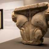 La seconda opera � un capitello a stampella raffigurante due scimmie