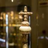 Il viaggio prosegue con un altro importante reperto: il pastorale dell�abate Elia, prelato promotore della costruzione della Basilica. L�oggetto � di avorio e di legno e gli fu conferito quando divenne arcivescovo della diocesi di Bari e Canosa