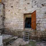 Al centro della parete in pietra che affianca le colonne si trova una porticina di color arancione. Quello � l�ingresso di un piccolo locale dove da pi� 45 anni a questa parte il 73enne signor Bartolomeo Scorcia, detto �Meuccio�, costruisce bellissimi modellini di navi