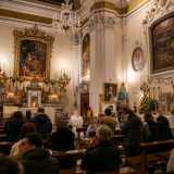 Qui infatti la celebrazione del sabato � alquanto particolare: la messa � infatti recitata in latino, come avveniva prima della riforma liturgica del 1969