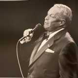 E arriviamo al 16 giugno 1987, giorno in cui a Bari si esib� �The Voice�: Frank Sinatra. Il pi� famoso cantante americano prefer� il Petruzzelli rispetto allo Stadio della Vittoria perch� ne aveva sentito tessere le lodi da tanti suoi colleghi foto tratta dal libro "Il Teatro Ritrovato" di Enzo Lattanzio)