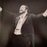 Il 14 febbraio dello stesso anno il teatro registr� il tutto esaurito per il concerto di Luciano Pavarotti, che mancava dalla scena nazionale da qualche anno a causa di un prolungato tour mondiale. Il politeama barese battezz� cos� il suo ritorno sui palcoscenici italiani foto tratta dal libro "Il Teatro Ritrovato" di Enzo Lattanzio)