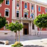 Oggi a Bari, escludendo le scuole paritarie, sono presenti tre licei scientifici (Scacchi, Fermi, Salvemini) e due classici (Flacco e Socrate). A questi va aggiunto il Convitto Cirillo, oggi statale ma fino a vent�anni fa privato, che ospita entrambi gli indirizzi liceali