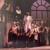 ...mettendo in scena il suo cavallo di battaglia: il �Barbiere di Siviglia�, con il grande Dario Fo a interpretare Figaro (foto tratta dal libro "Il Teatro Ritrovato" di Enzo Lattanzio-edizioni Palomar)  