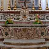Ma chi ha realizzato l'altare? �Viste le notevoli similitudini con l�altare maggiore della chiesa di San Nicola di Andria, realizzato dallo scultore Antonio Corradini, azzarderei che dietro ci sia la stessa mano�, afferma lo storico dell'arte Alessandro De Luisi