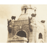 Resta comunque ignoto l�autore dell�affascinante opera. Si pu� ipotizzare che sia del barese Adolfo Rollo, il quale realizz� anche le statue del faro votivo di Minervino Murge che, seppur con linee pi� naturalistiche, hanno tratti in comune con la vittoria alata barese