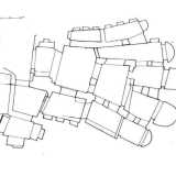 Da questa illustrazione apprendiamo anche la particolare disposizione interna della chiesa: un�ampia struttura a ventaglio con quattro navate e cinque absidi. La pianta trapezoidale, con la base minore verso la porta di accesso, facilitava infatti la diffusione della luce solare all�interno