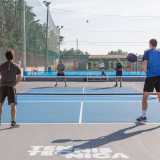 Giancarlo a questo punto decide di mostrarci come si gioca, scendendo in campo con tre amici, tutti quanti alla prima esperienza col pickleball