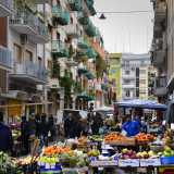 San Pasquale Vecchia � Nel punto in cui Via Oberdan si trasforma in via Capruzzi, � possibile a destra accedere a sinistra al nucleo storico del quartiere San Pasquale. Nato negli anni 20, quando Bari cominci� a espandersi oltre la ferrovia, � un rione popolare fatto di strette stradine, antiche palazzine e vecchie botteghe 