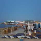 ...che di sera diventavano protagonisti dell�area relax tra divanetti, panche e lucine