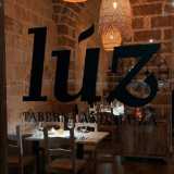 La fine del 2023 ha visto l�apertura, in via Re David, di Luz, fondato da Roberto De Santis e Davide Manzari, italiani ma con una grande conoscenza della Spagna. Il locale � dedicato infatti alla tradizione enogastronomica iberica (foto della pagina Fb "Luz")