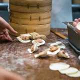 Da segnalare infine il Dumpling bar, attivo in via Nicolai dal 2023: � la casa del raviolo tradizionale cinese, proposto in molte varianti (foto del sito www.dumplingbarbari.com)