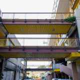 Incrociamo anche numerose passerelle sospese, prima usate per collegare i diversi edifici, ma adesso serrate e malconce