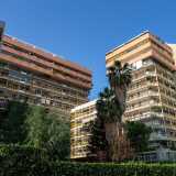 ...composta da quattro palazzoni alti fino a 15 piani che ospitano un totale di 700 appartamenti