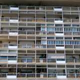 ...con balconi e finestre affiancati senza soluzione di discontinuit�