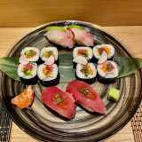 ...passando per le tempure fino ai pi� classici sushi e sashimi, preparati soltanto per� solo nei giorni in viene trovato il pesce adatto
