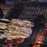 Tra i piatti cotti in questo modo ci sono gli yakitori, spiedini grigliati realizzati con differenti parti del pollo