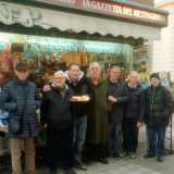E all�edicola del ponte non manca mai l�occasione per festeggiare