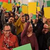 Alla fine di ogni gioco gli spettatori votano sollevando il cartoncino  verde o giallo: chi riceve pi� preferenze vince