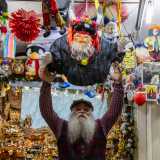 E Santoro dal canto suo ha creato persino una maschera carnevalesca con le sue sembianze che indossa per il goliardico �gioved� dei cornuti�