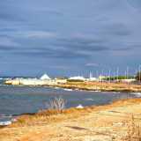 Siamo intanto arrivati alla fine del nostro viaggio. In lontananza scorgiamo il caratteristico profilo dello stabilimento balneare �Il Trullo�, che segna il passaggio tra via Di Cagno Abbrescia e via Giovine (foto di Fabio Voglioso)