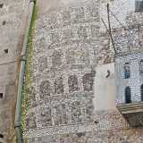 A sinistra del balcone si trova infine un disegno che si allunga verso l�alto, dove decine di archetti sono disposti a formare i diversi piani della torre pi� famosa d�Italia: quella di Pisa